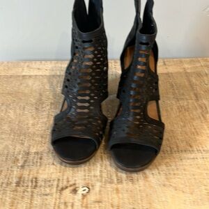 Maurice’s black heels